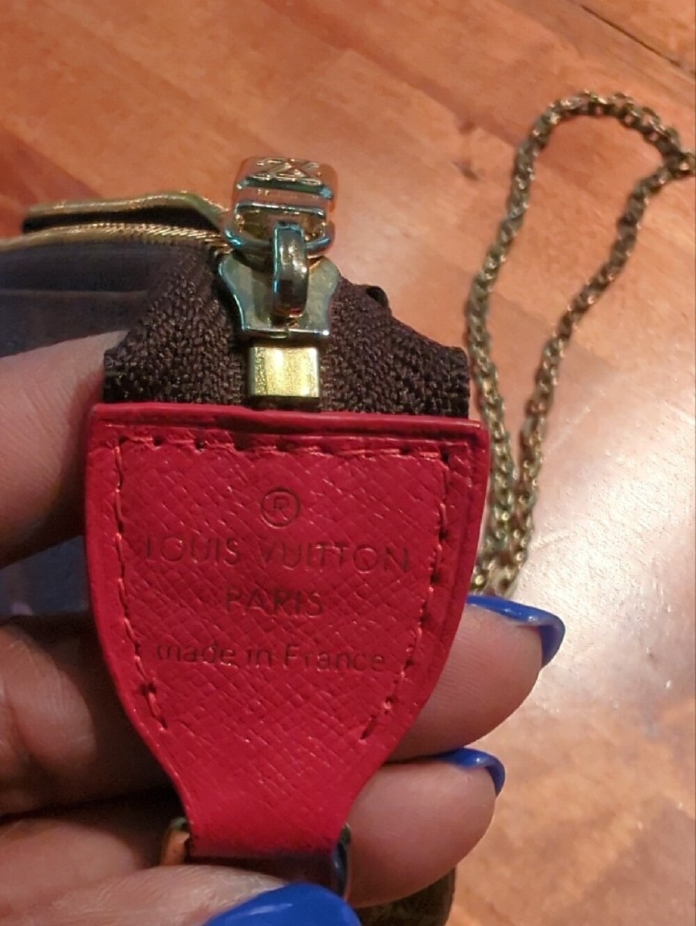 Designer-Inspired Brown Leather Crossbody Bag with Red Accent - Picture 8 of 9